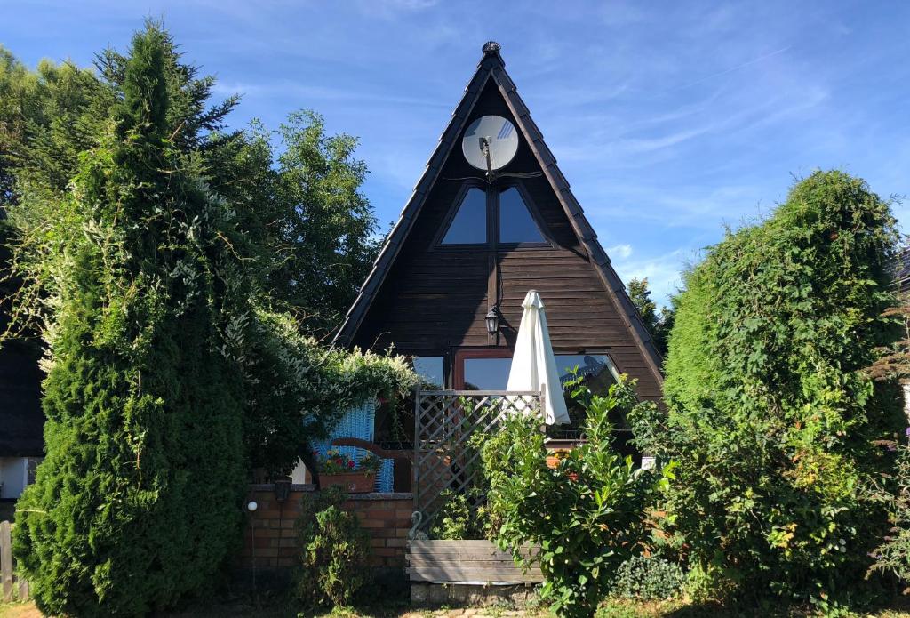 Una iglesia con un campanario encima. en Ferienhaus nähe Warnemünde en Elmenhorst