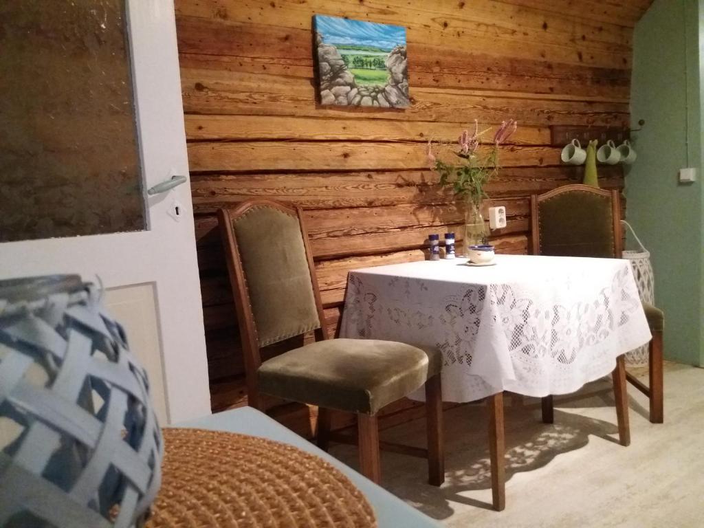 ein Esszimmer mit einem Tisch und Stühlen in der Unterkunft Viljandi Paadimehe Apartment in Viljandi