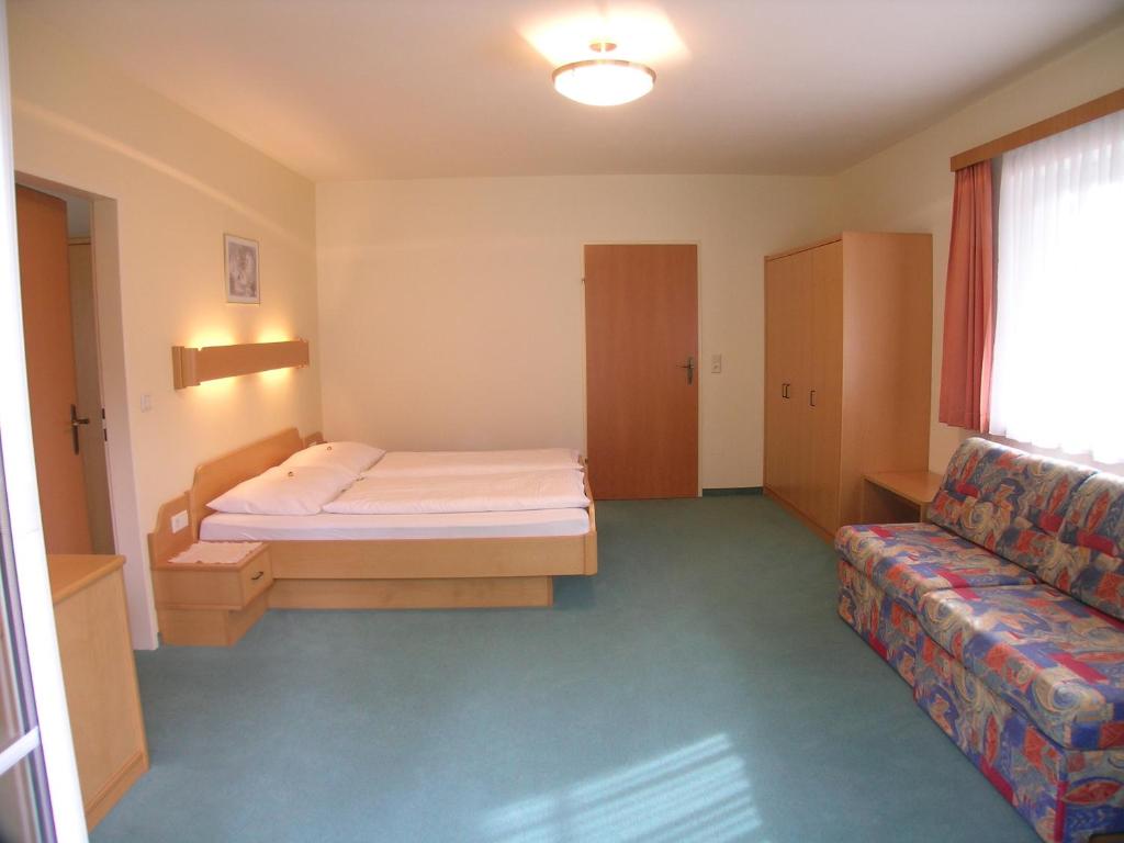 Postel nebo postele na pokoji v ubytování Hotel Tischlbergerhof