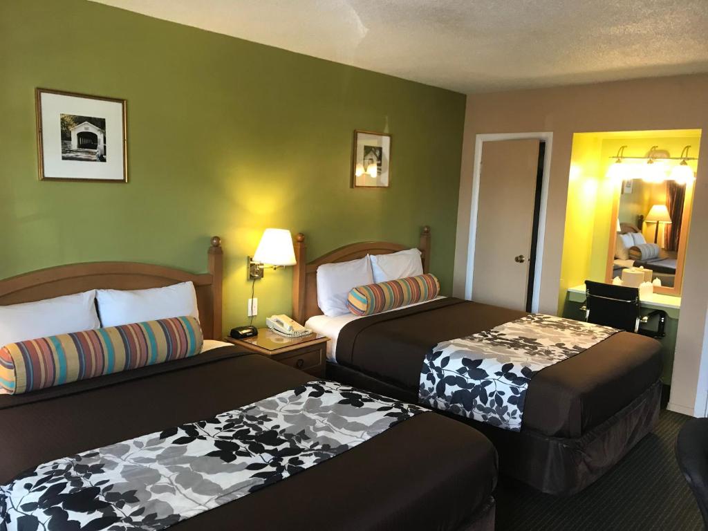 Postel nebo postele na pokoji v ubytování Travelers Inn Eugene University
