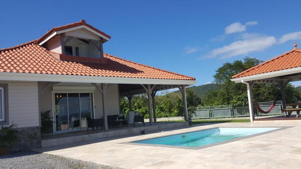 樂迪亞曼特的住宿－Villa Lorina，一个带游泳池和凉亭的房子