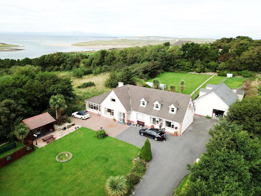 una vista aérea de una gran casa blanca con entrada en Atlantic Haven Bed & Breakfast, en Grange