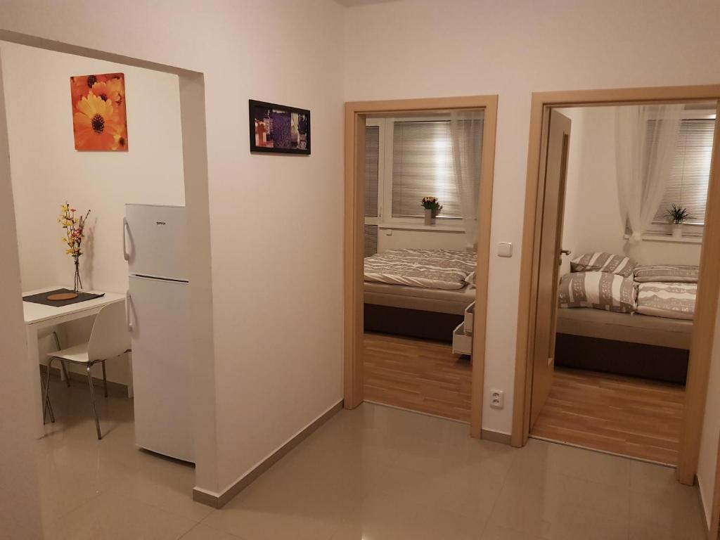 Ένα ή περισσότερα κρεβάτια σε δωμάτιο στο NEWLY BUILT APARTMENT 5 WITH BALCONY NEAR CENTER