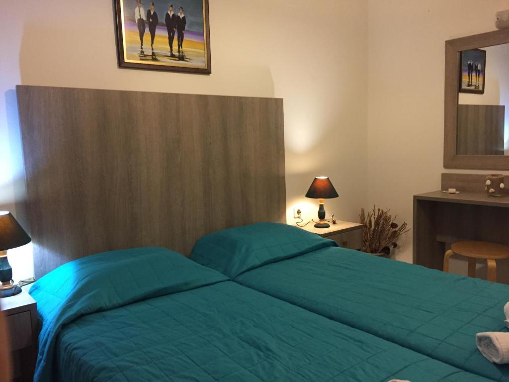 Postel nebo postele na pokoji v ubytování Voula Hotel