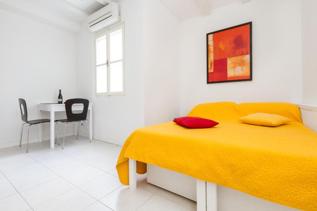 Habitación blanca con cama amarilla y mesa en Eco B&B Old Town Beach, en Split