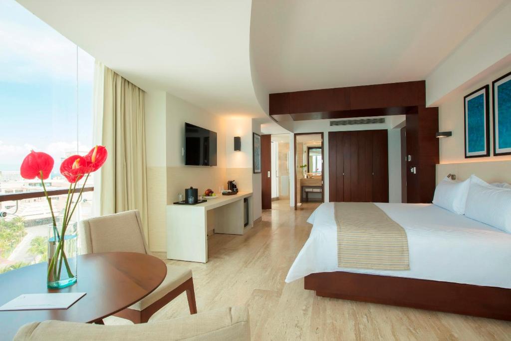 Postel nebo postele na pokoji v ubytování Krystal Grand Cancun All Inclusive