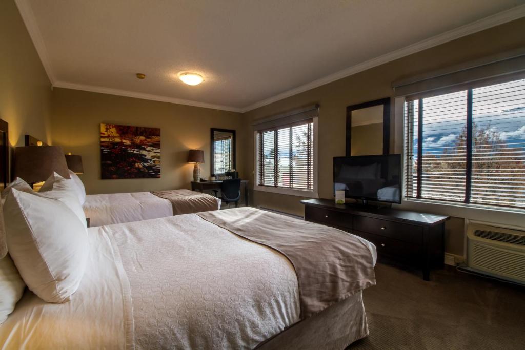 Postel nebo postele na pokoji v ubytování Regent Hotel Revelstoke