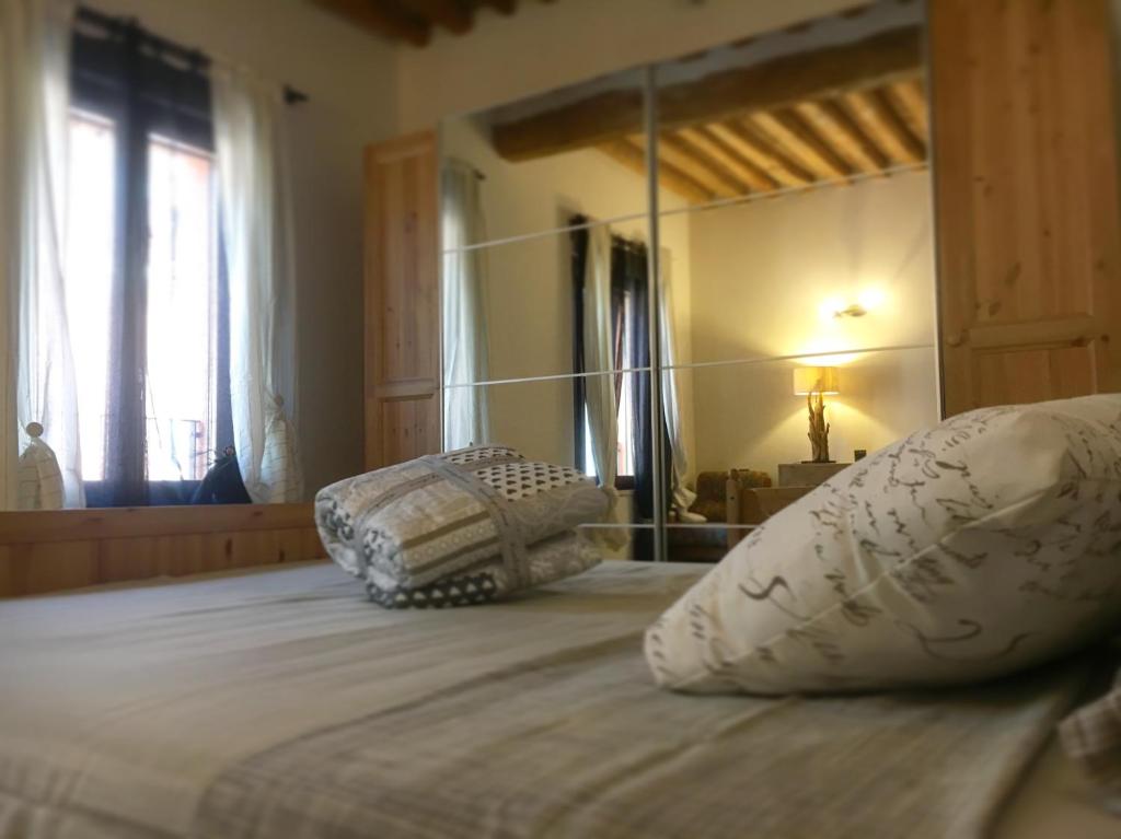 una camera con un letto con due cuscini sopra di La Maison di Ale a Pieve di Cento