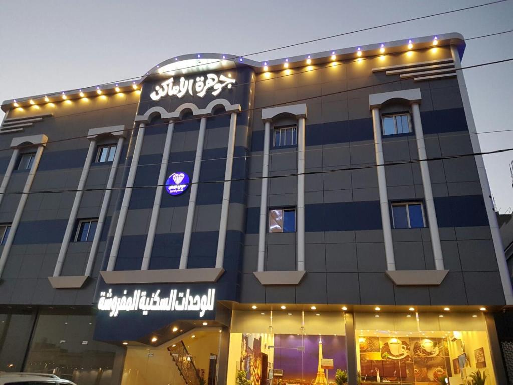 un edificio con luces en la parte delantera en جوهرة الاماكن, en Taymāʼ