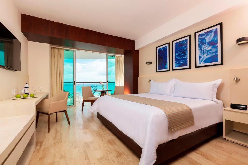 Postel nebo postele na pokoji v ubytování Krystal Grand Cancun All Inclusive