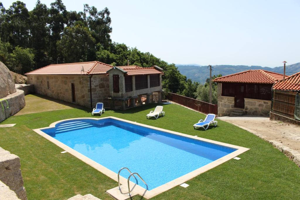 Vilarinho的住宿－Casa Campos，一座房子的院子内的游泳池