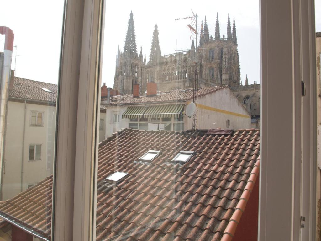 ブルゴスにあるJimena Catedralの大聖堂の景色を望む窓(屋根付)