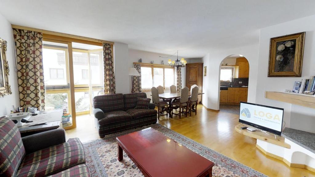 uma sala de estar com um sofá e uma televisão em Prüveda A0.1 em Silvaplana