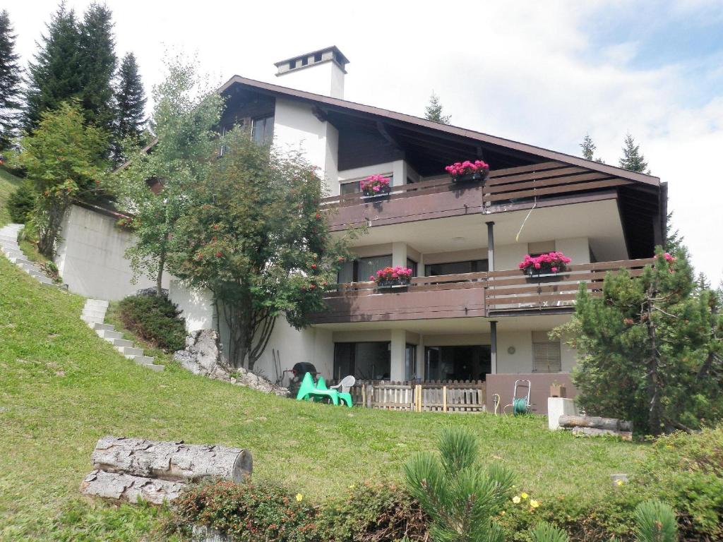 ein Haus auf einem Hügel mit einem grünen Hof in der Unterkunft Barlangia (453 Ko) in Valbella
