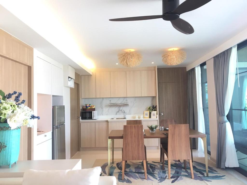 Kuchyň nebo kuchyňský kout v ubytování La Playa Beach Front Pool Villa Cha-am,Huahin