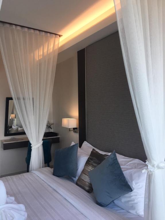 Postel nebo postele na pokoji v ubytování La Playa Beach Front Pool Villa Cha-am,Huahin