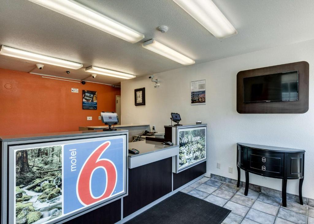 Kuchyň nebo kuchyňský kout v ubytování Motel 6-Spokane, WA - West