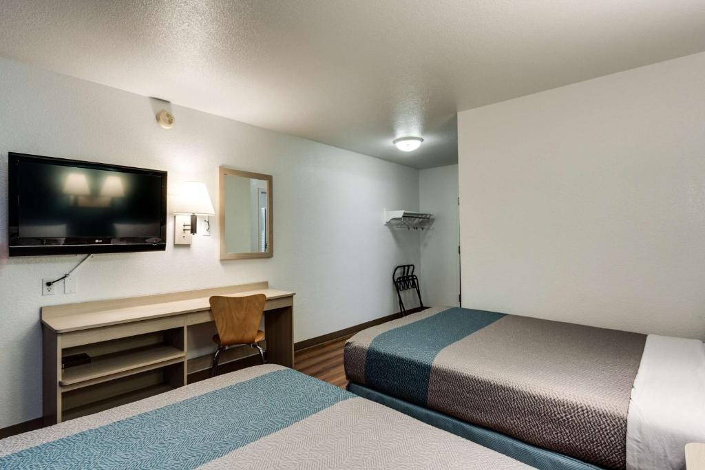 Postel nebo postele na pokoji v ubytování Motel 6-Spokane, WA - West