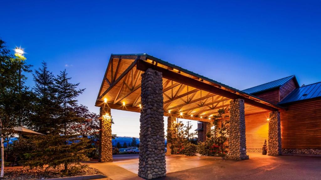 a house with a pergola with lights on it at BEST WESTERN PLUS Hartford Lodge in Sutherlin