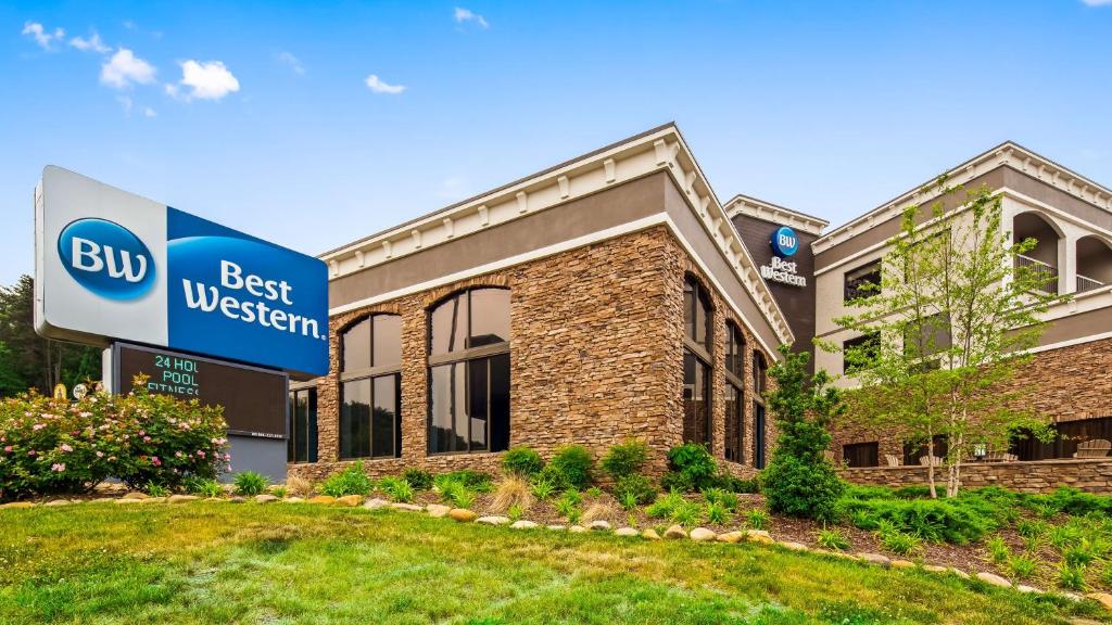 um edifício com um cartaz que lê Best Western em Best Western Sevierville/Kodak Inn em Kodak