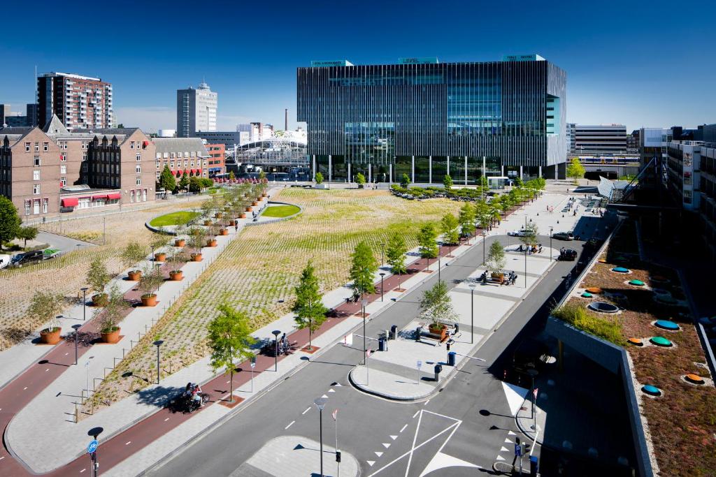 uma vista para uma rua da cidade com árvores e edifícios em Fletcher Wellness-Hotel Leiden em Leiden