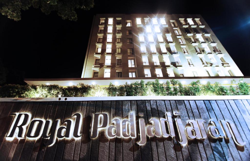 un edificio con una señal frente a un edificio en Royal Padjadjaran Hotel en Bogor
