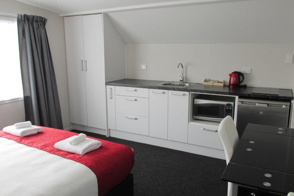 Kuchyň nebo kuchyňský kout v ubytování Abbey Motor Lodge