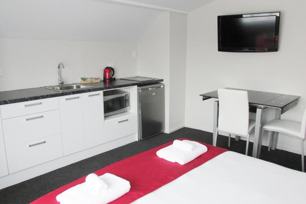 Kuchyň nebo kuchyňský kout v ubytování Abbey Motor Lodge
