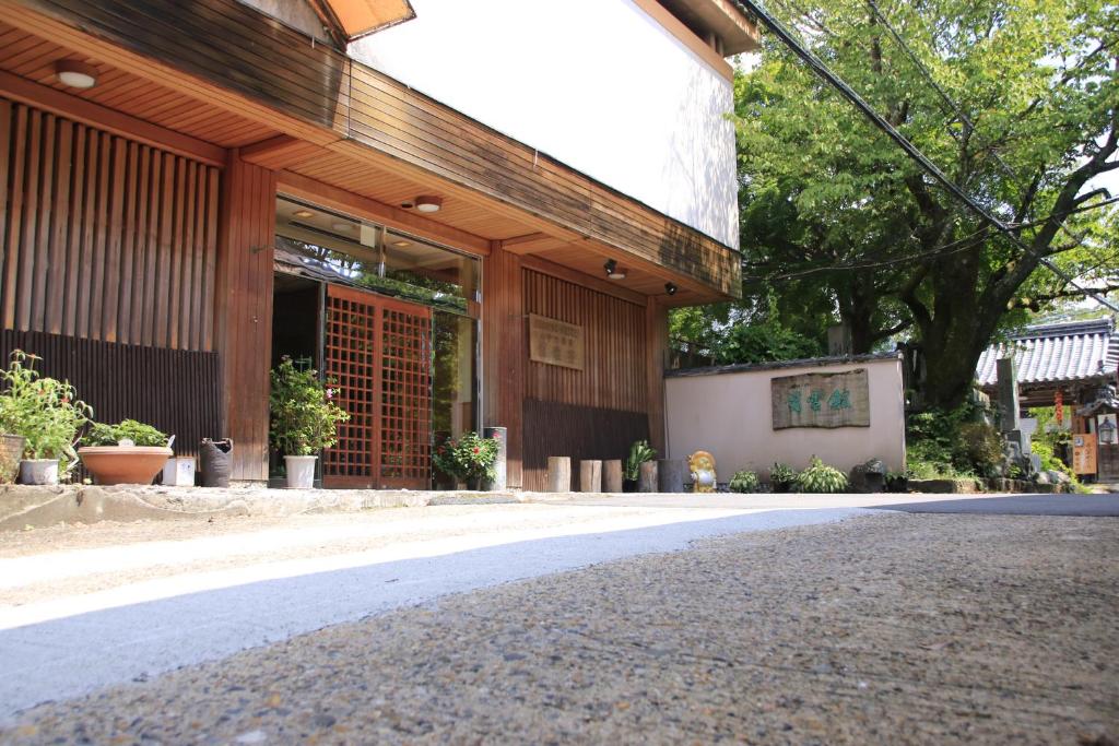吉野的住宿－景勝芳雲日式旅館，前面有街道的建筑