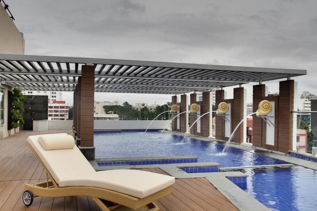 Bazén v ubytování Radisson Bengaluru City Center nebo v jeho okolí