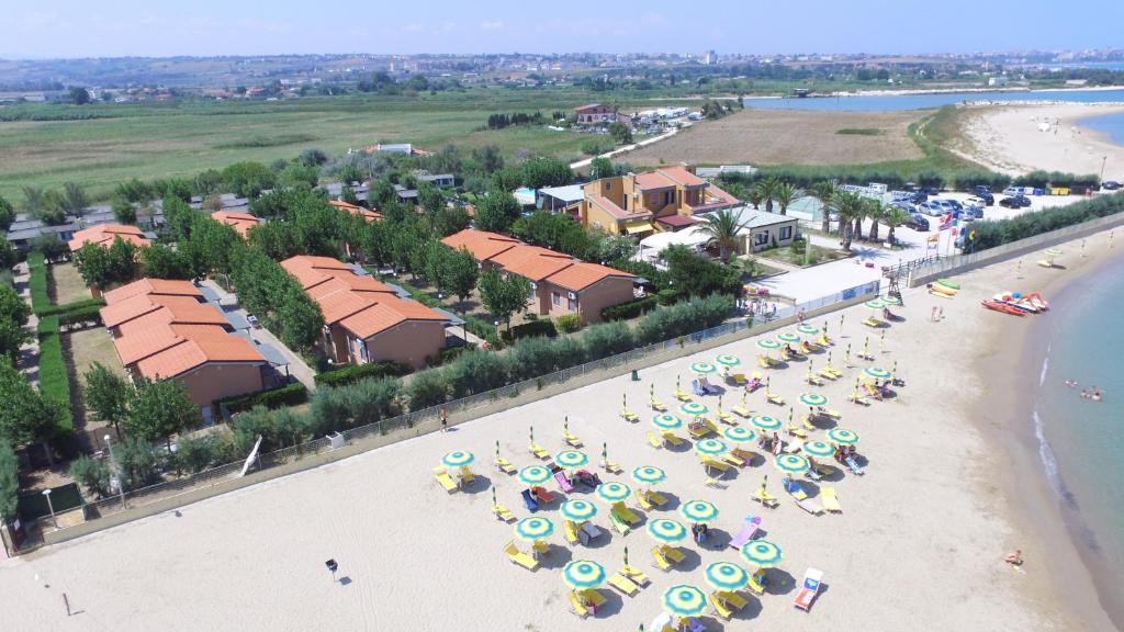 een uitzicht over een strand met parasols bij Villaggio Diomedea in Campomarino