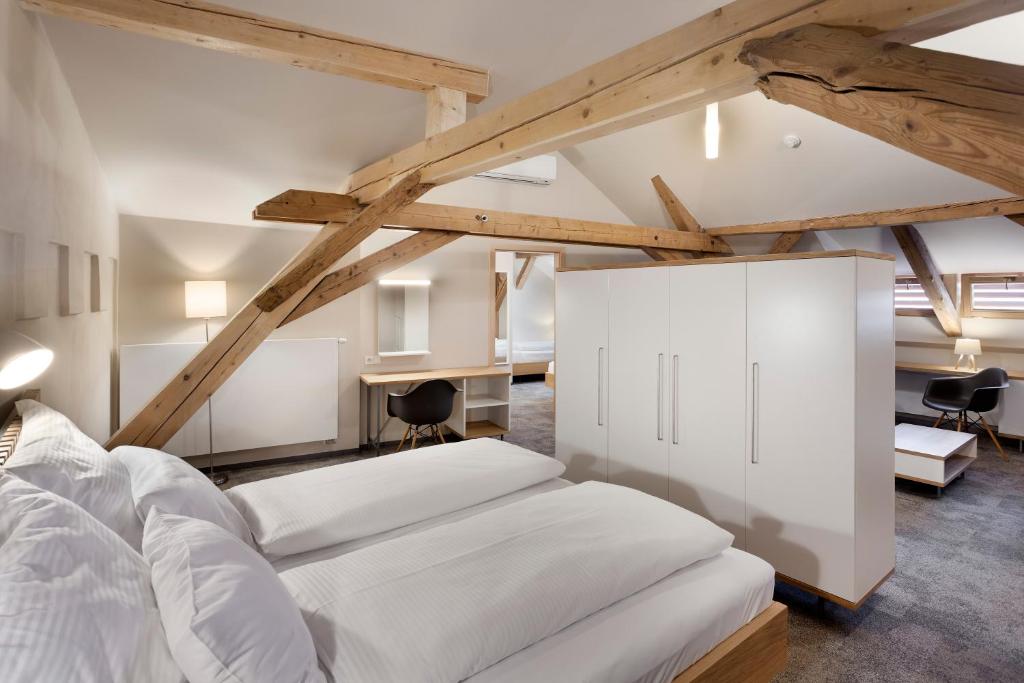 A bed or beds in a room at Hotel Kleis