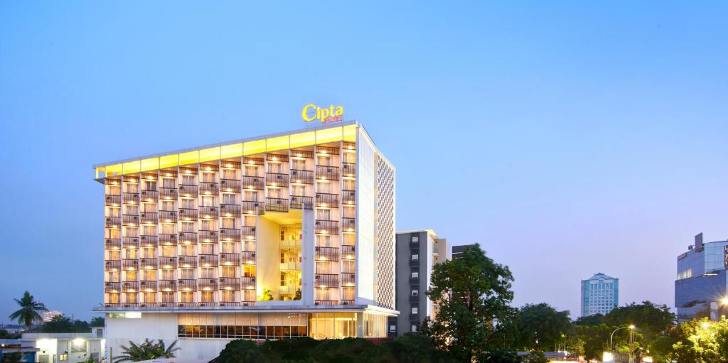فندق سيبتا بانكوران في جاكرتا: مبنى مضاء عليه علامة