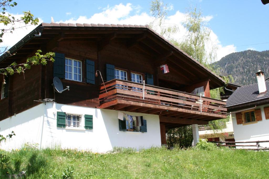 uma casa com uma varanda ao lado em Bergestille em Blatten bei Naters