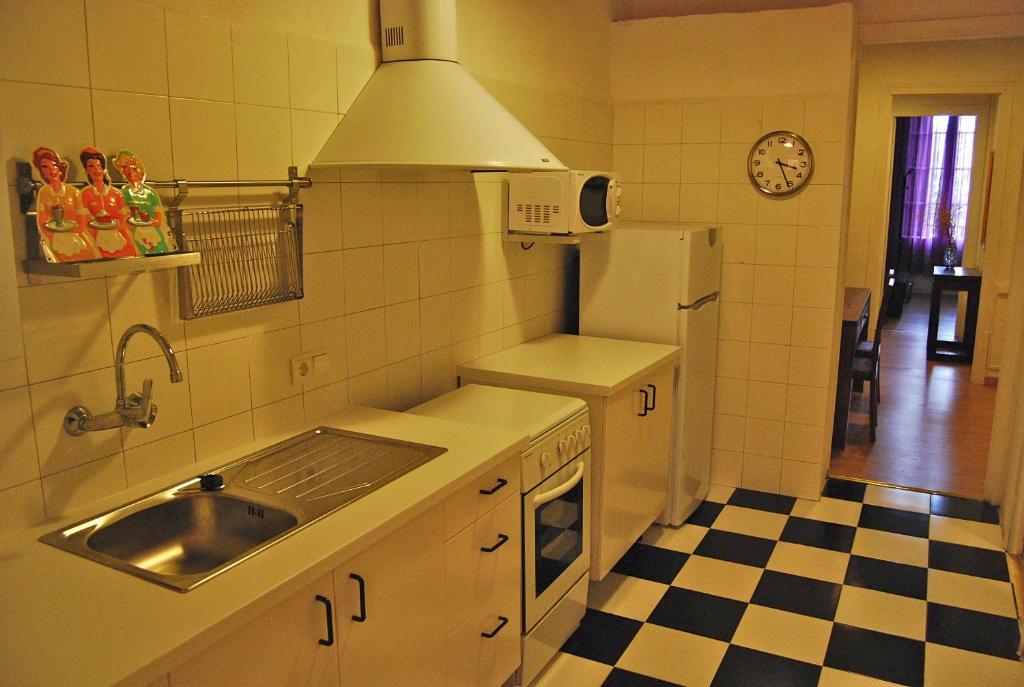 Кухня или мини-кухня в Clot MiraBarna Apartments
