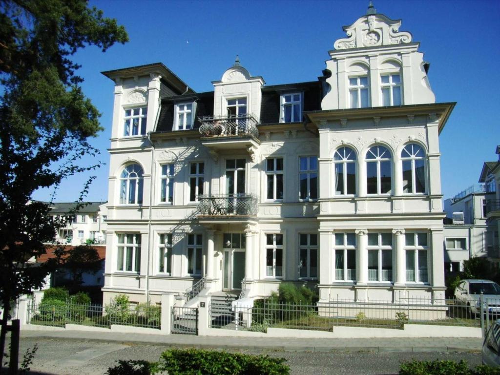 un gran edificio blanco con torreta en Siegemund_ Villa To Hus_ Apparteme, en Neuhof
