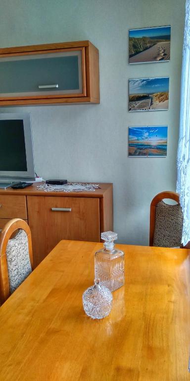 Televízia a/alebo spoločenská miestnosť v ubytovaní Domek nad morzem Wisełka