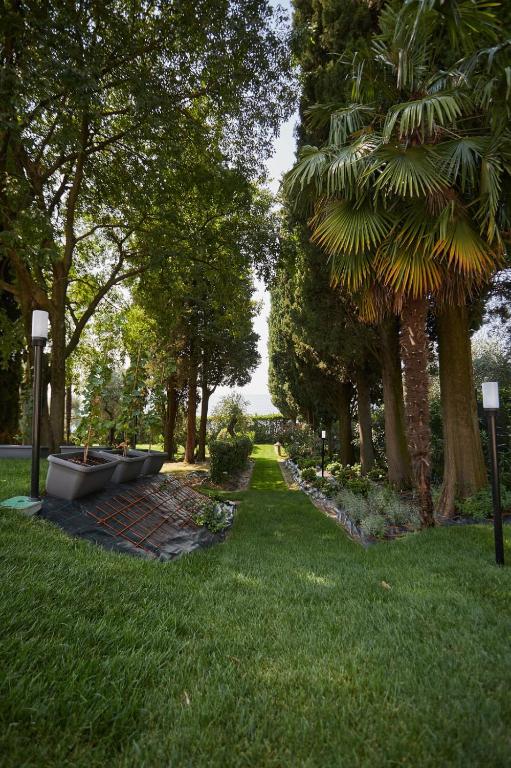 Een tuin van Appartamenti Villa Andrea