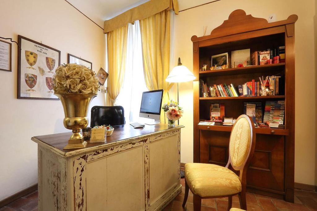 Pokój z biurkiem z komputerem i krzesłem w obiekcie B&B Relais Il Campanile we Florencji