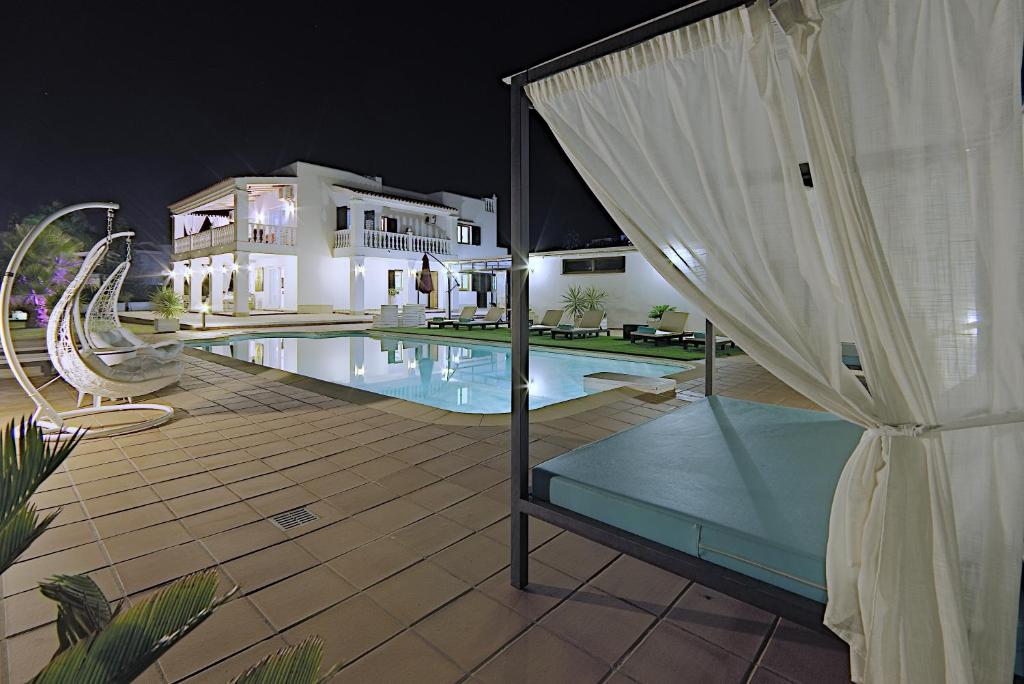 Villa con piscina por la noche en Villa Views, en San José
