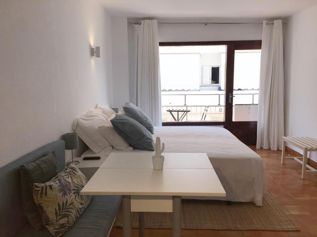 A bed or beds in a room at Apartamentos Albertos