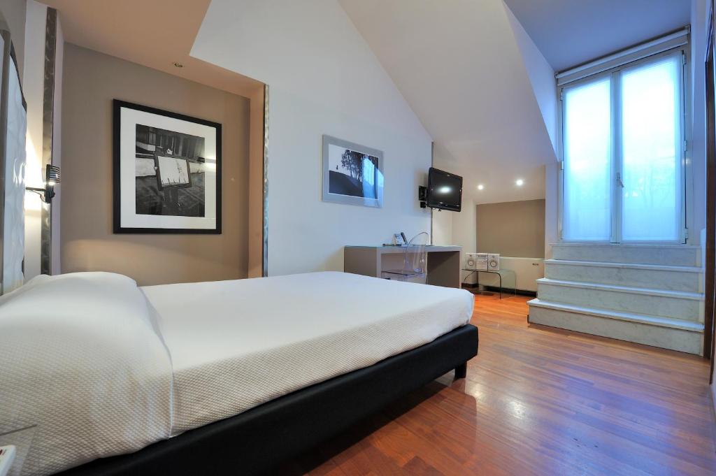 A bed or beds in a room at Art Hotel Boston