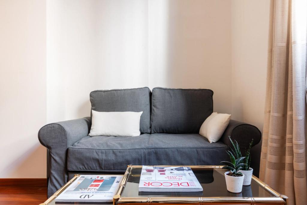 een woonkamer met een bank en een salontafel bij Panzeri Flexyrent Apartment Aircon e WiFi in Milaan