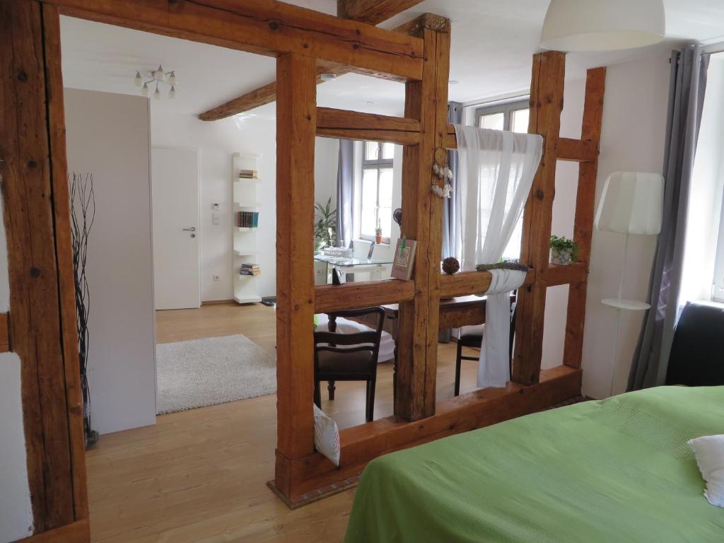 espejo grande en una habitación con dormitorio en Privatzimmer Othmarsweg en Naumburg