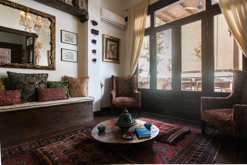 Posedenie v ubytovaní Boutique Rustic Apartment with Amazing Terrace