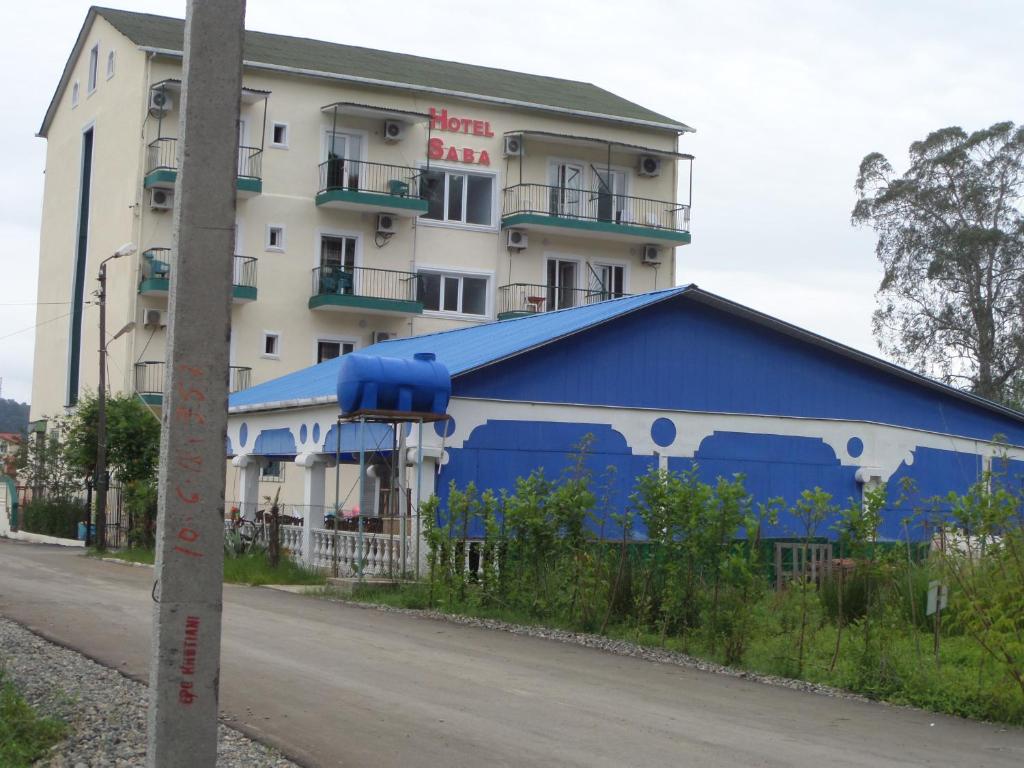 um edifício com uma estrutura azul ao lado de uma rua em Saba em Shekhvetili