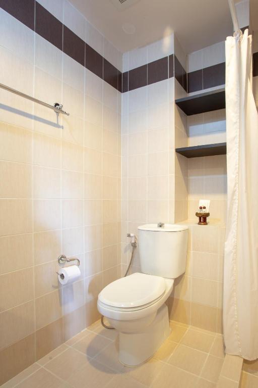 e bagno con servizi igienici e doccia. di Ariya inn Chiangrai a Chiang Rai