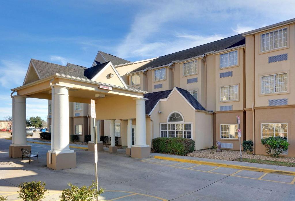 Microtel Inn and Suites Lafayette - Housity