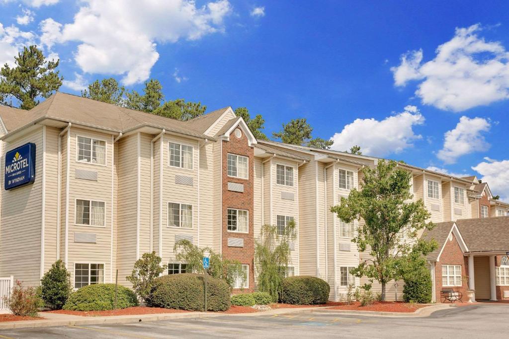 un gran edificio de apartamentos con una calle enfrente en Microtel Inn & Suites by Wyndham Augusta/Riverwatch, en Augusta