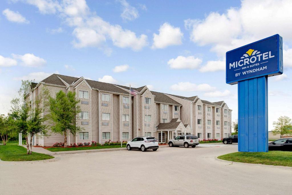 un panneau indiquant un hôtel de mgm dans un parking dans l'établissement Microtel Inn & Suites by Wyndham Bellevue, à Bellevue